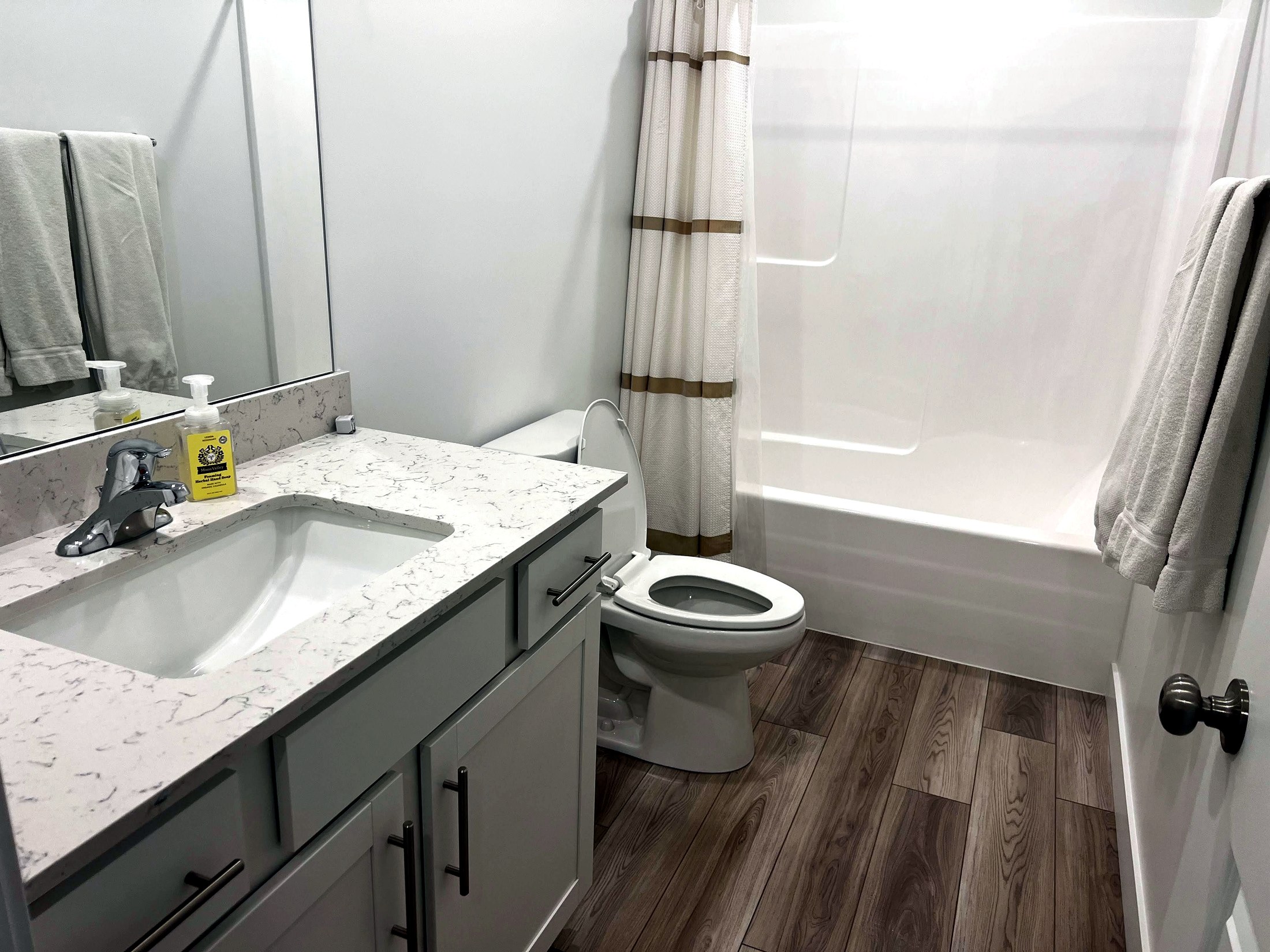 Detailed bathroom cleaning illustrating recurring and deep cleaning needs