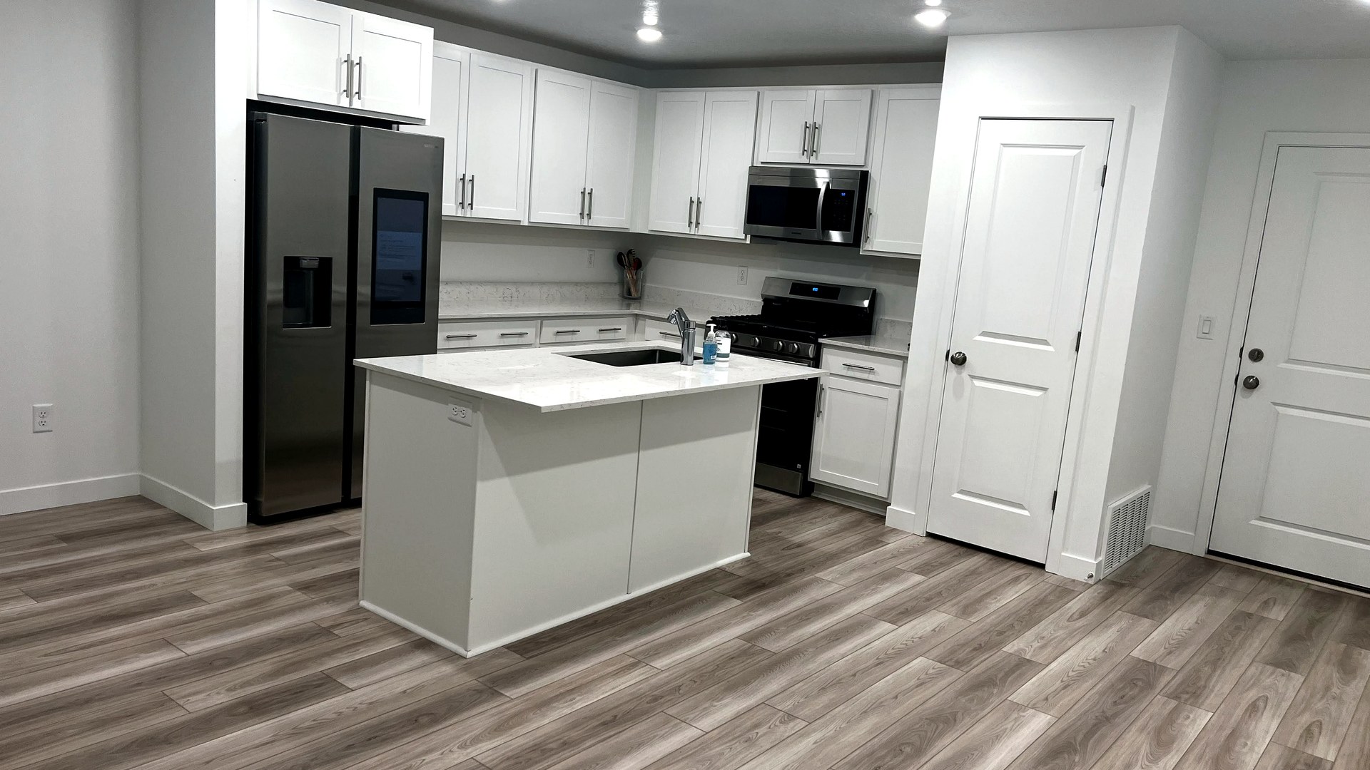 Clean entry and kitchen by Sun Ray Cleaning Services